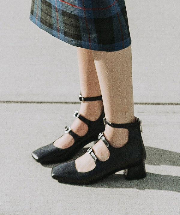 Sepatu Mary Jane dengan strap di bagian tengah